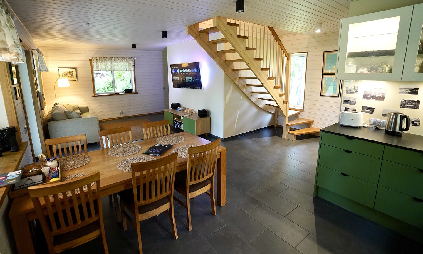Öppet kök, matbord och trappa till övervåningen