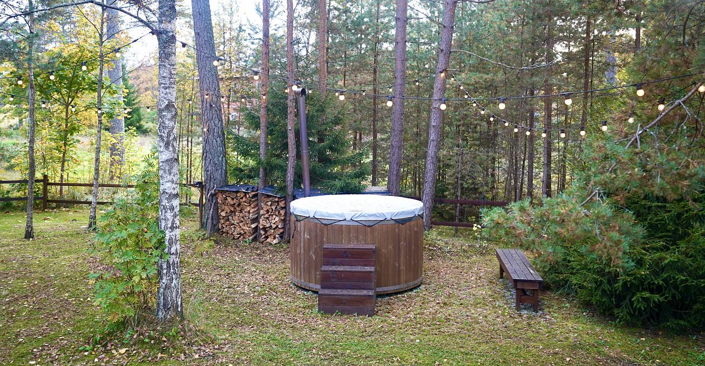 Badtunna under tallarna med ljusslingor