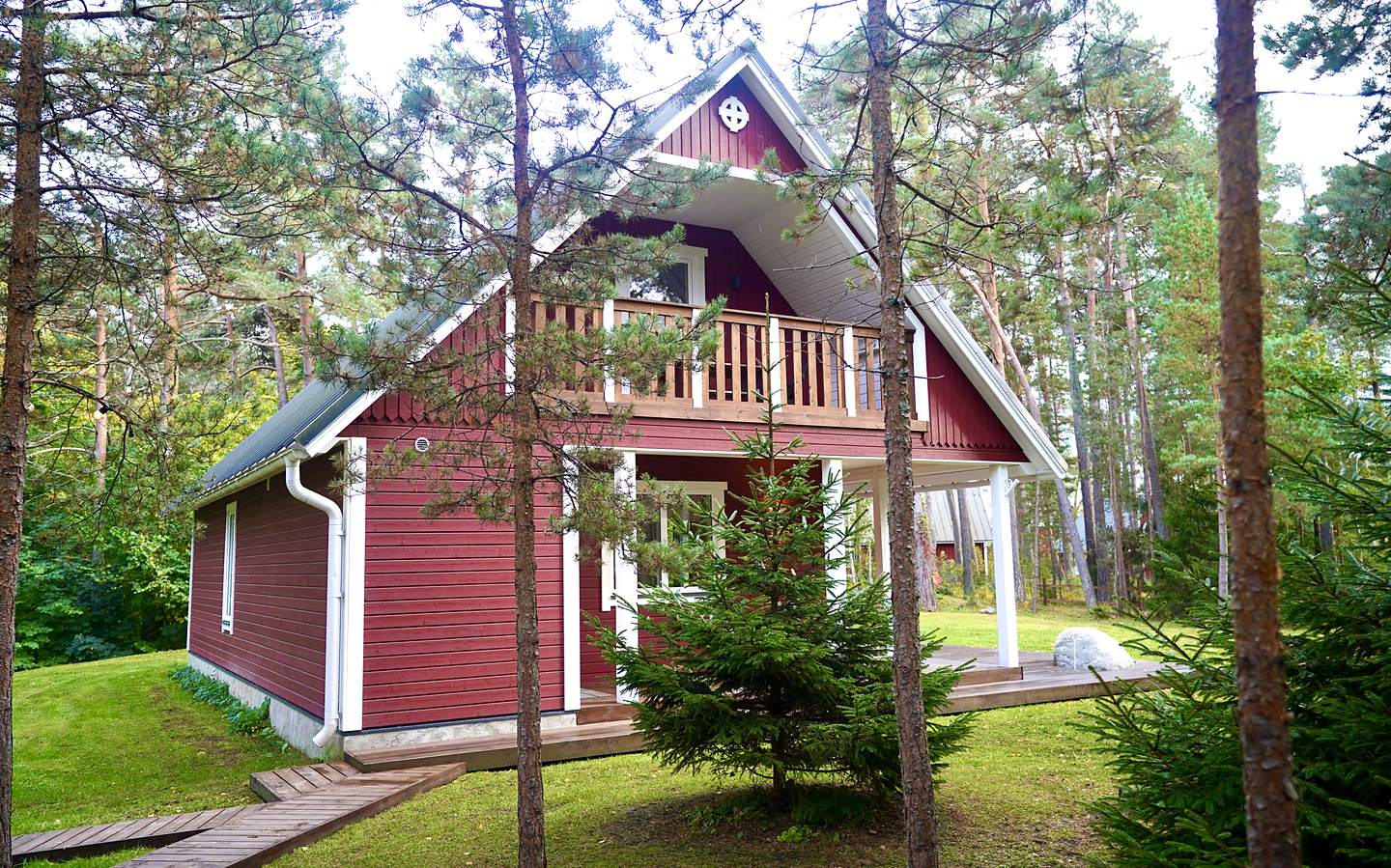 Huvudhusets balkong och trädgård