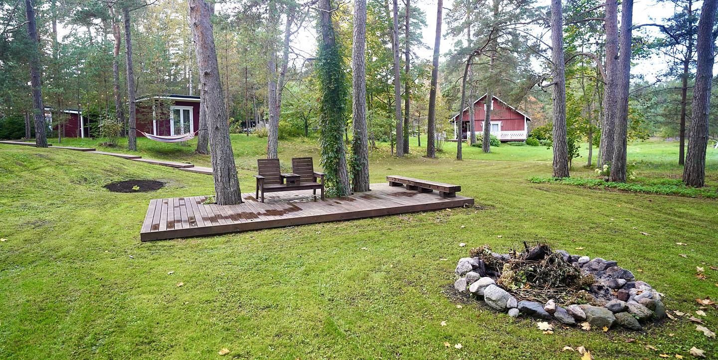 Gården med eldplats och trädäck